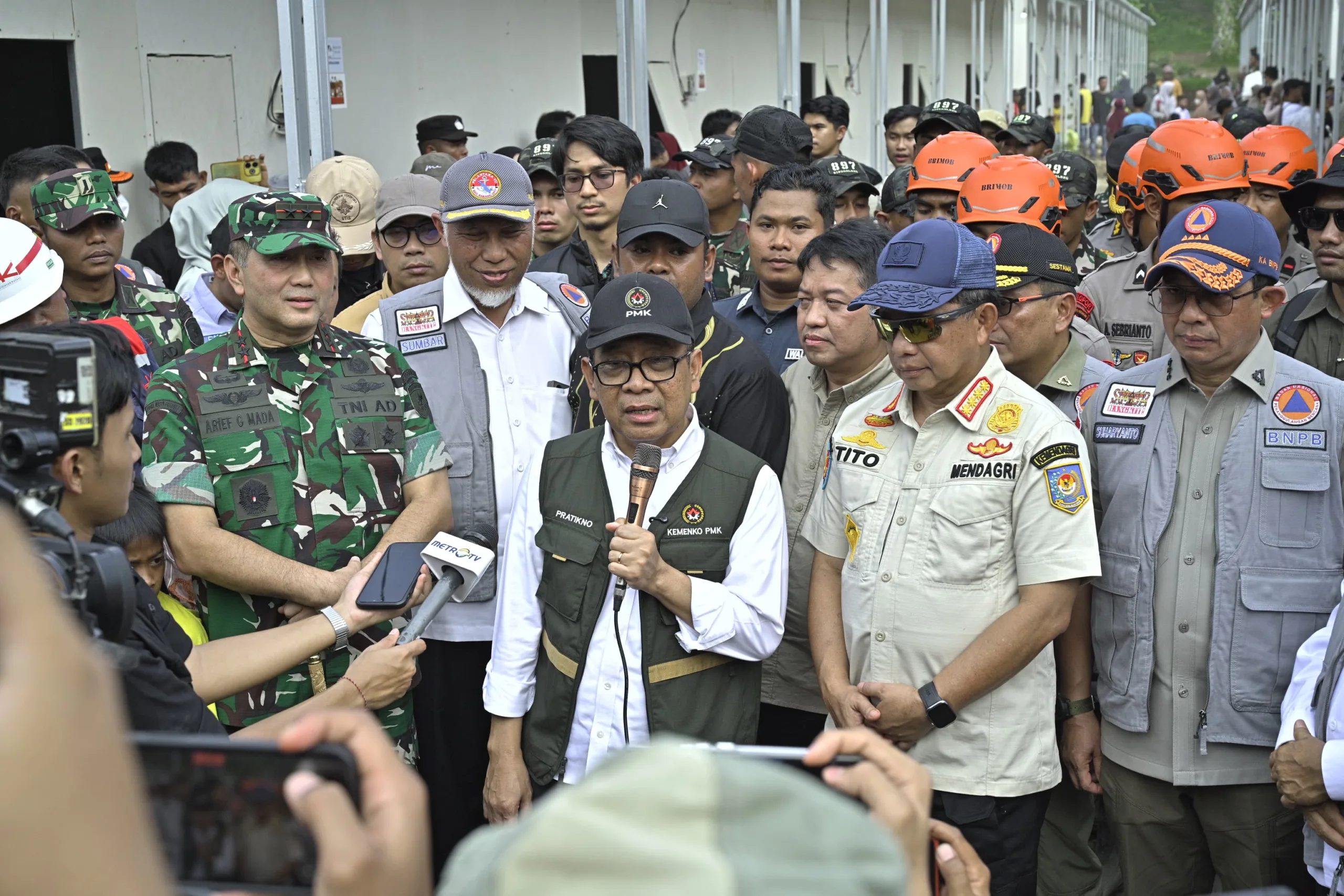 Gubernur Mahyeldi Dampingi Menko PMK Resmikan Hunian Sementara bagi Korban Bencana di Sumbar