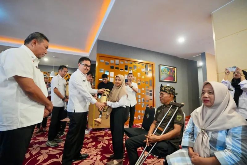 Sekda Sulsel Serahkan Bantuan Alat Bantu bagi Penyandang Disabilitas dari Empat Daerah