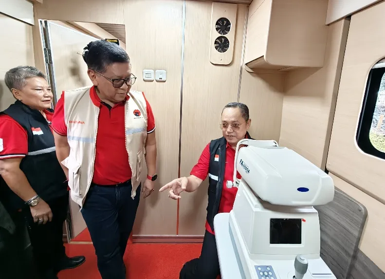 Lepas 150 Tenaga Medis dan Armada Kesehatan Canggih ke Jabar, Ribka: PDIP Menangis dan Tertawa Bersama Rakyat