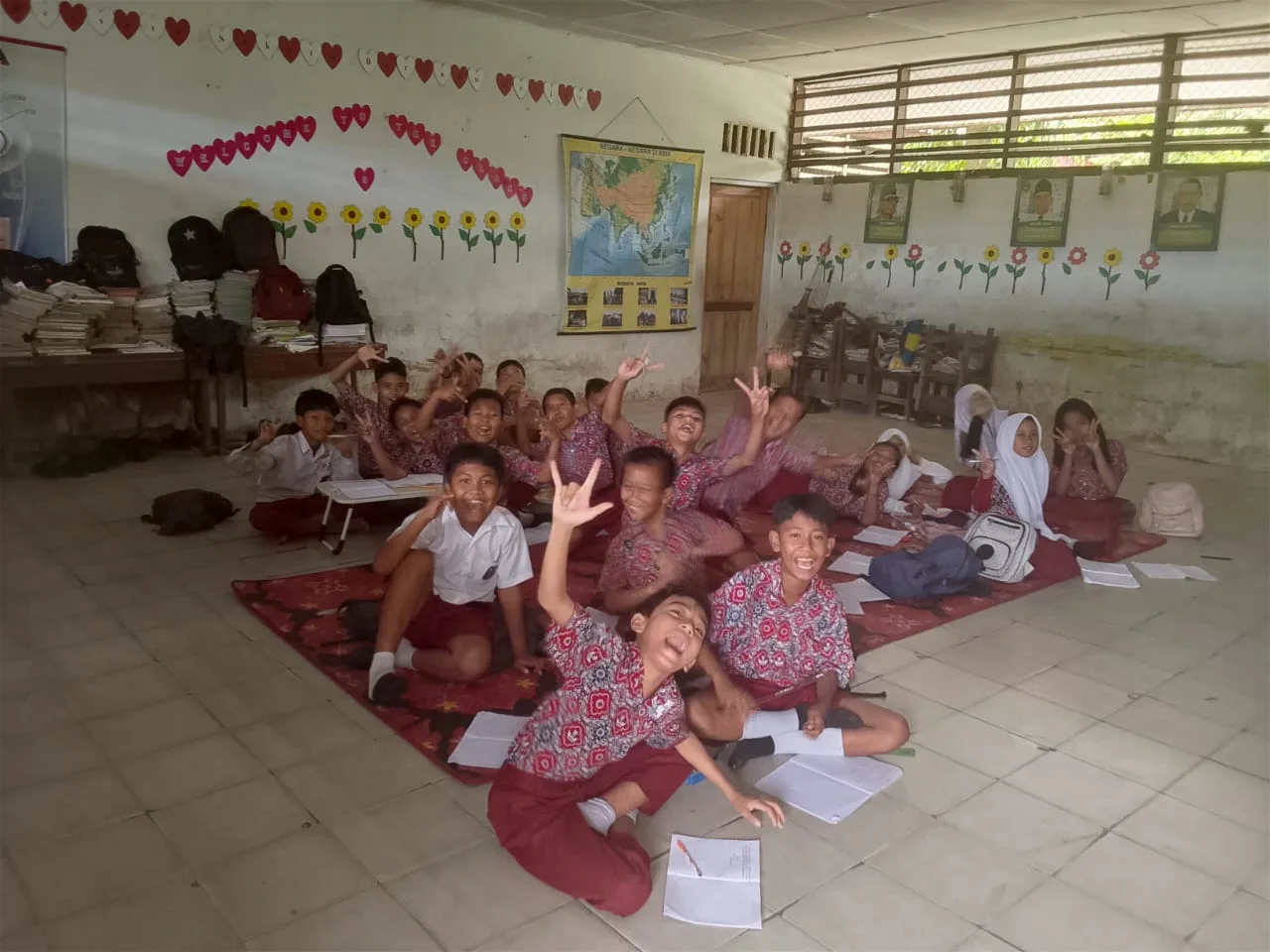 Pasca Banjir SDN 050751 Pangkalan Brandan Belajar di Lantai