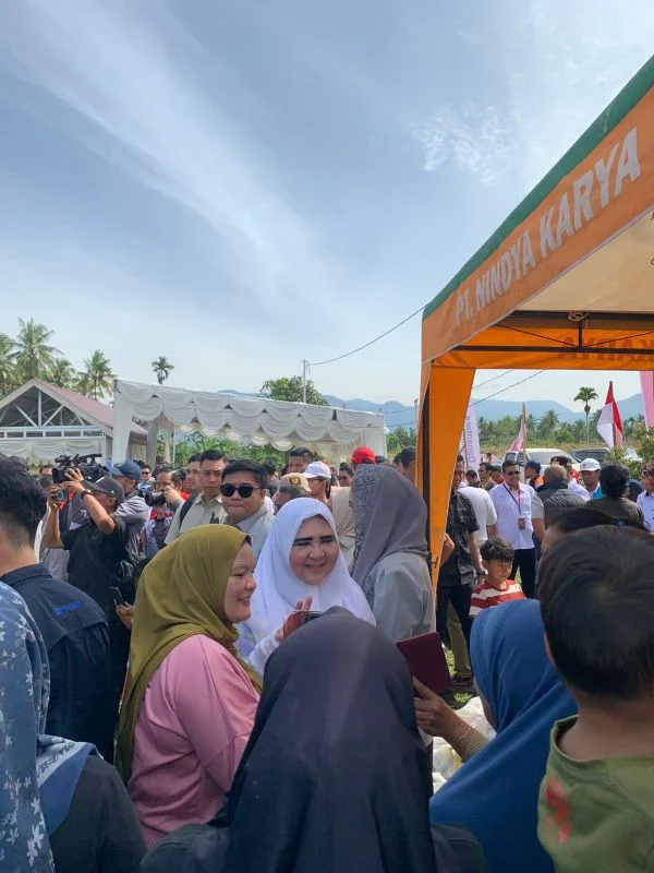 Hj. Nevi Zuairina Dampingi Penyerahan 40 Huntara di Batang Anai, Kawal Pemulihan Korban Banjir Bandang