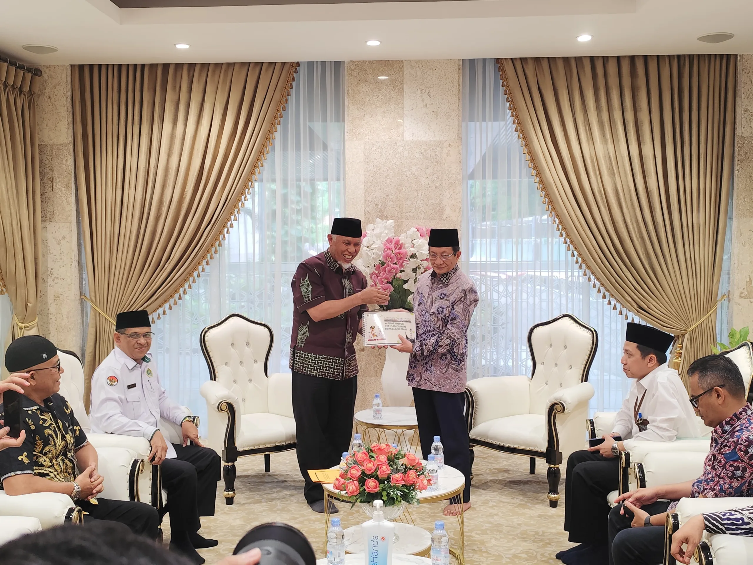 Maksimalkan Potensi Wakaf, Gubernur Mahyeldi Serahkan Rekomendasi Seminar Wakaf Internasional kepada Menteri Agama RI