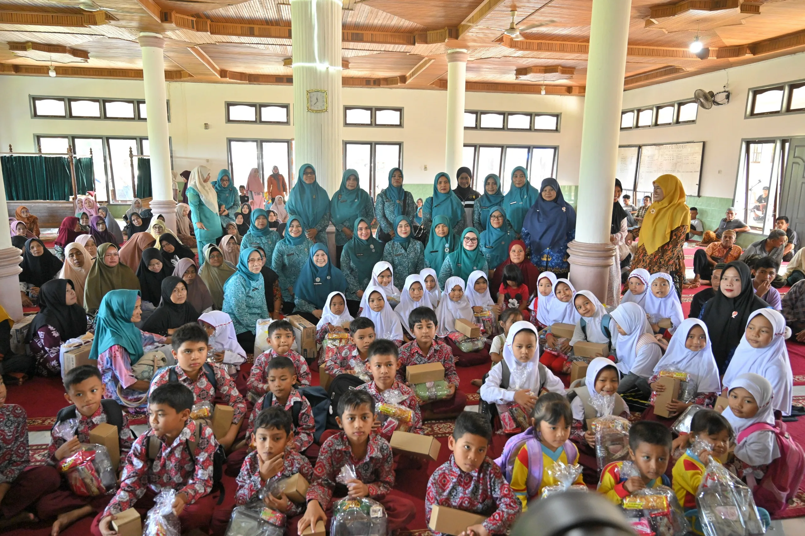 TP PKK Pusat Salurkan 500 Paket Bantuan untuk Korban Bencana di Kabupaten Agam