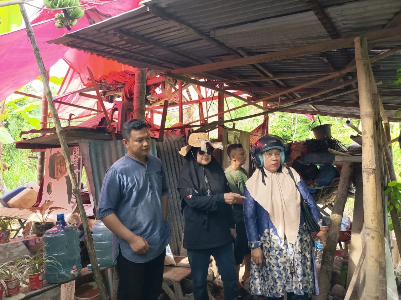 Beratap Terpal dan Lantai Tanah, Endarmy Perjuangkan Bedah Rumah Maryunis di Pariaman