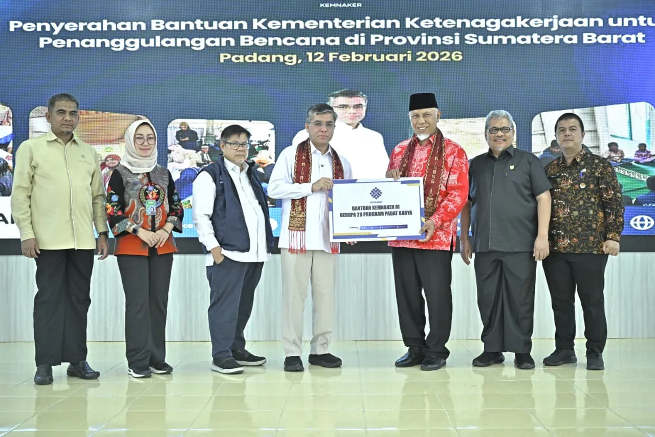 Menaker Serahkan Bantuan Rp30,3 Miliar untuk Korban Bencana Sumbar, Gubernur Mahyeldi Menilai Positif untuk Pemulihan Ekonomi