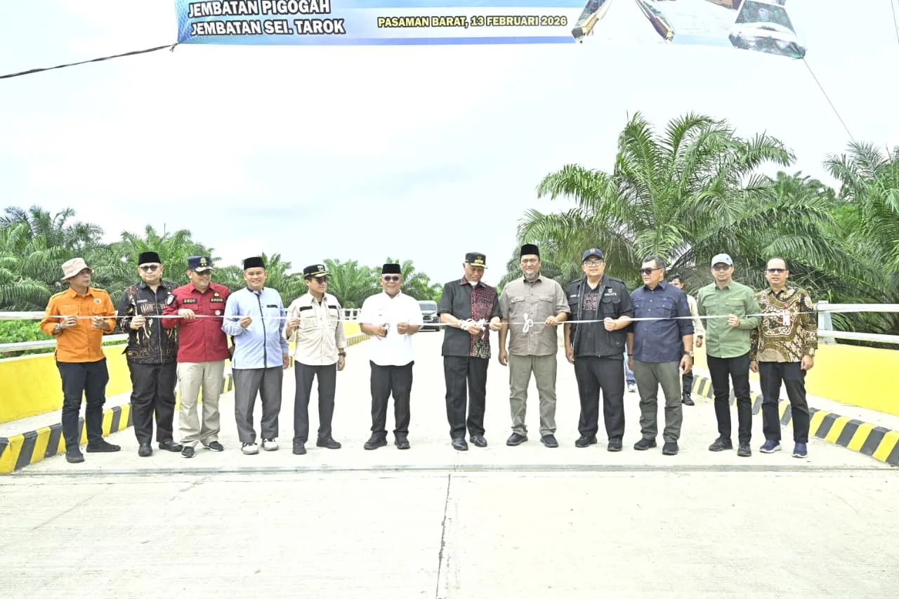 Gubernur Resmikan Pemakaian Tiga Jembatan Strategis di Pasaman Barat, Akses Menuju Pelabuhan Teluk Tapang Kian Lancar