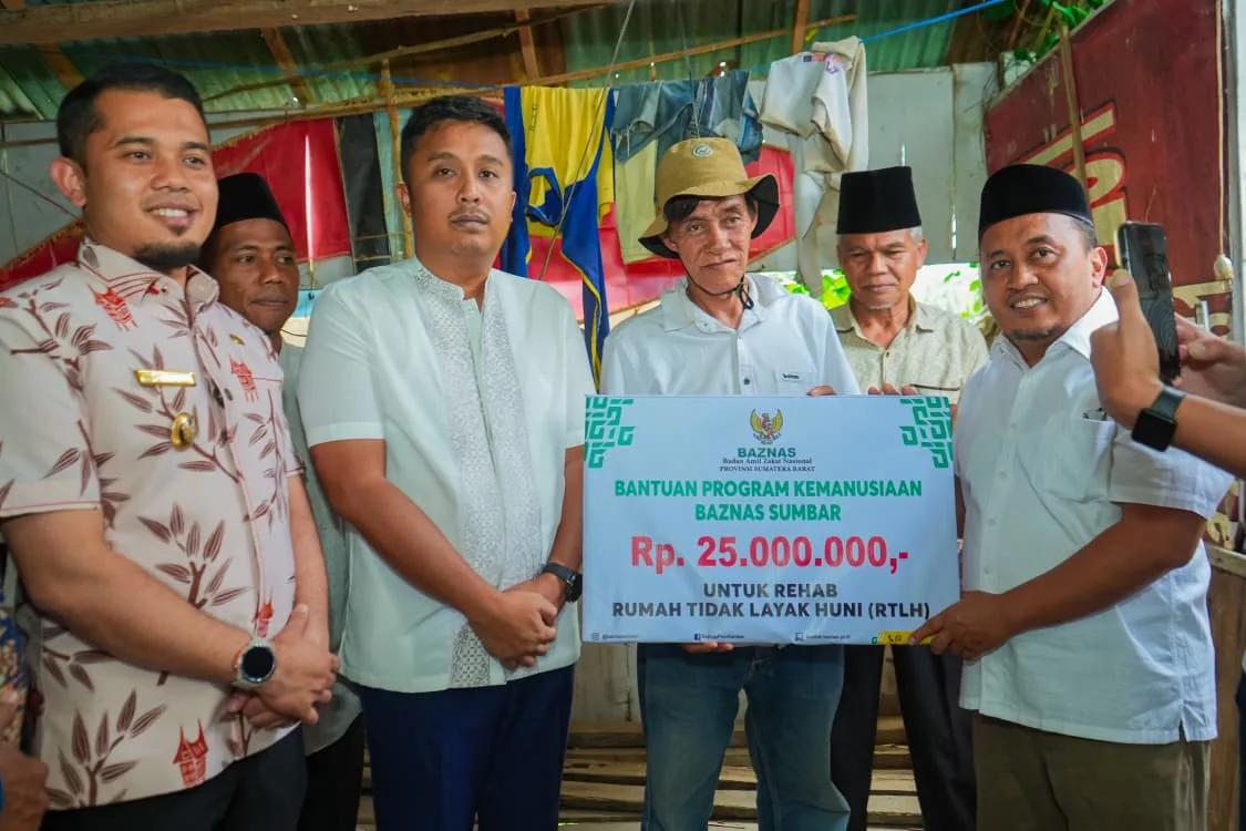 Wagub Vasko Salurkan Bantuan Bedah Rumah untuk Kuli Tani di Nagari VII Koto Talago