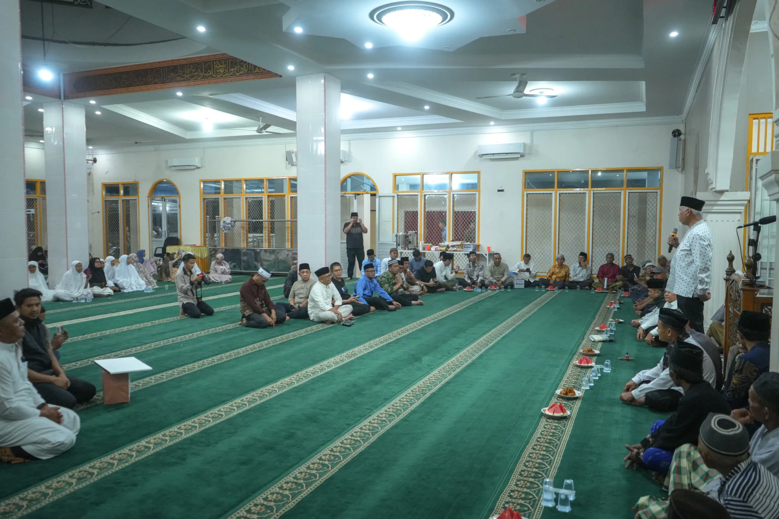 Ratusan Warga Sambut Kehadiran Mahyeldi Iktikaf di Masjid Al Wustha Pulai Tangah Kabupaten Agam