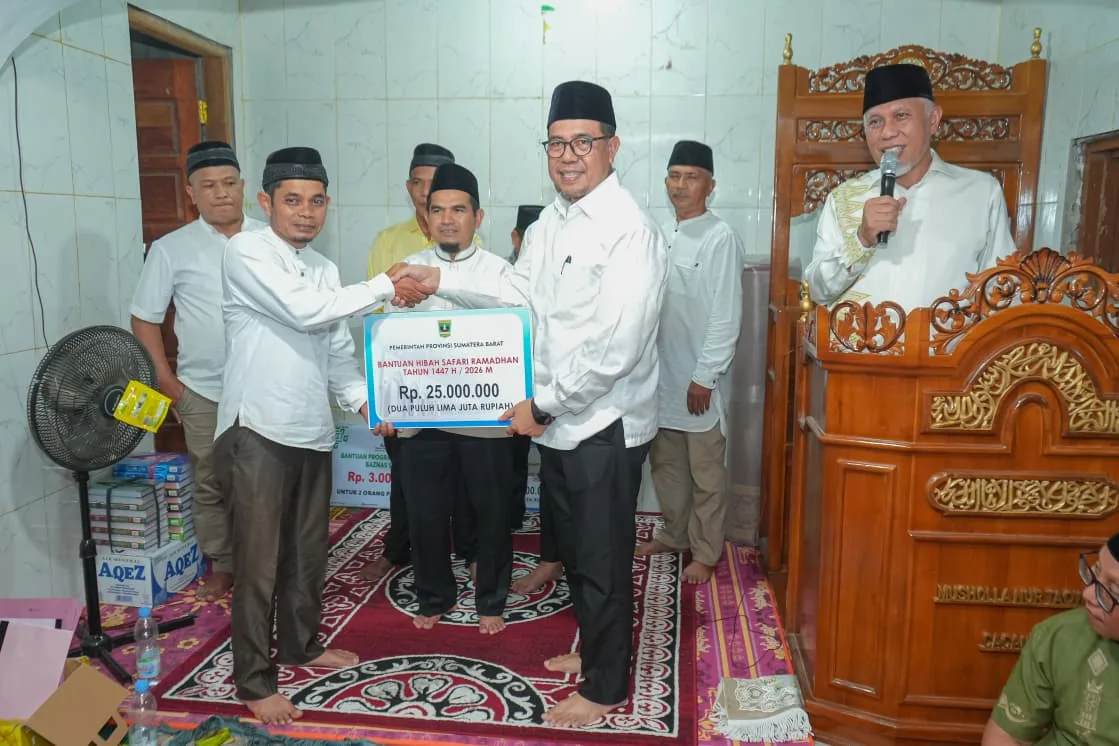 Safari Ramadan di Solok, Gubernur Mahyeldi Serahkan Bantuan Ratusan Juta