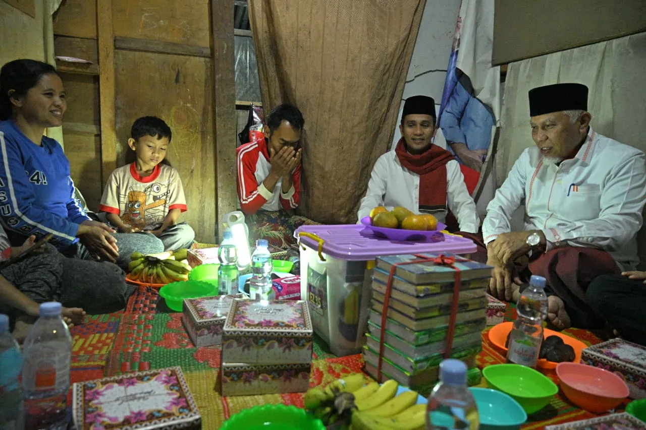 Singgah Sahur di Situjuah Batua, Gubernur Mahyeldi Salurkan Bantuan Bedah Rumah untuk Ical