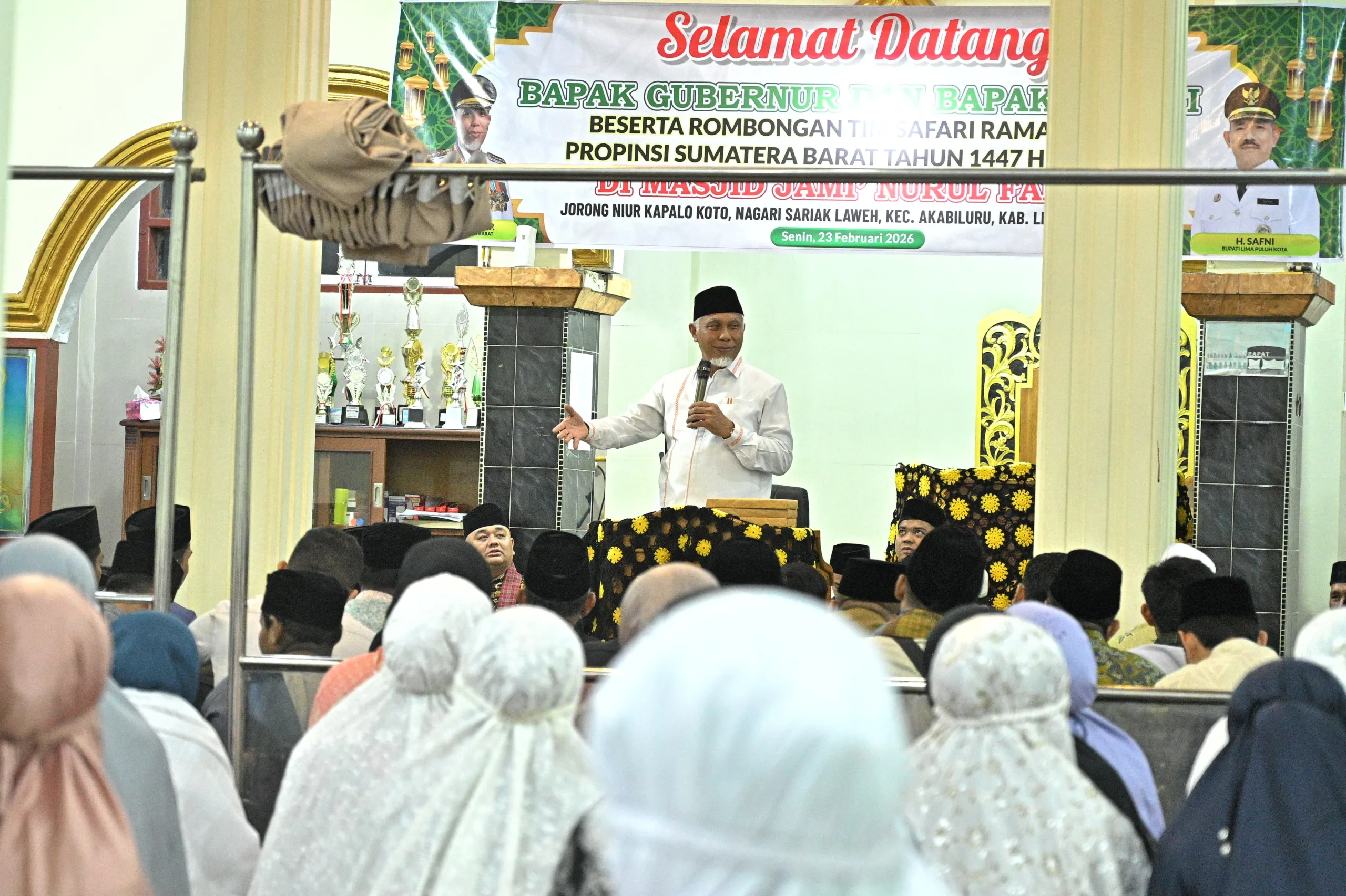 Gubernur Sumbar Iktikaf dan Serahkan Bantuan di Masjid Bersejarah