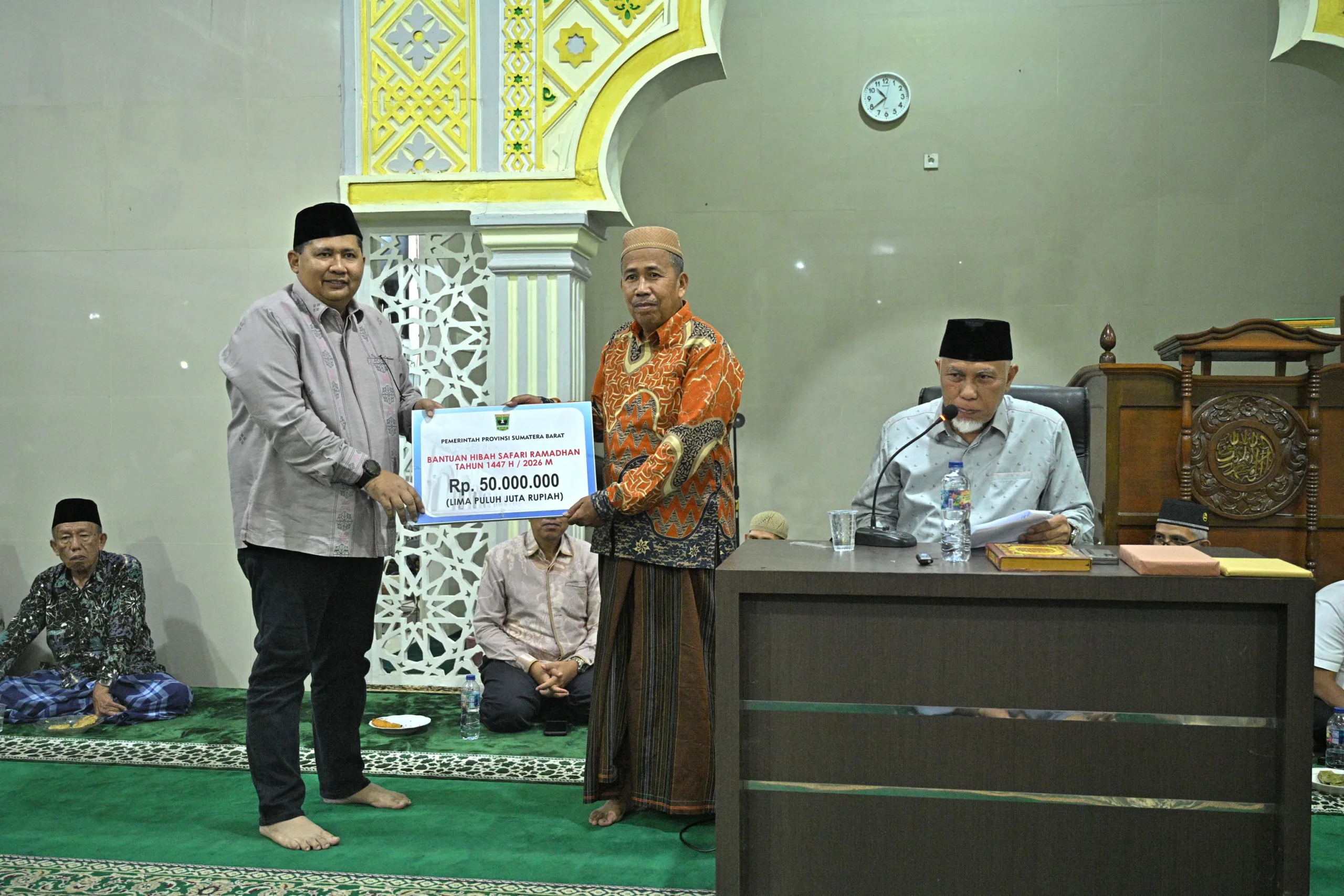 Gubernur Mahyeldi Iktikaf Bersama Warga dan Serahkan Bantuan untuk Masjid Baiturrahim Payakumbuh