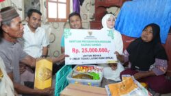 Didampingi Walikota Solok, Pemprov Sumbar Salurkan Bantuan Dana Bedah Rumah Warga Kurang Mampu