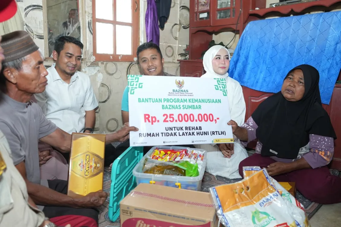 Didampingi Walikota Solok, Pemprov Sumbar Salurkan Bantuan Dana Bedah Rumah Warga Kurang Mampu