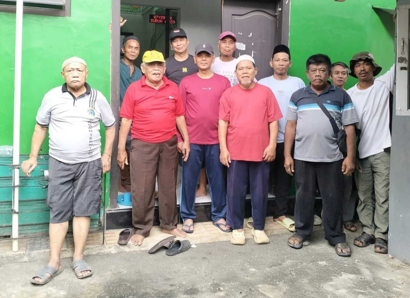 Ramadhan Berkah: Gotong Royong Warga RT 005 Cililitan, Lingkungan Nyaman, Hati Bersih! 