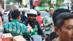 Dukcapil Tebar Kebahagiaan Ramadan dengan Berbagi Takjil untuk Pengendara