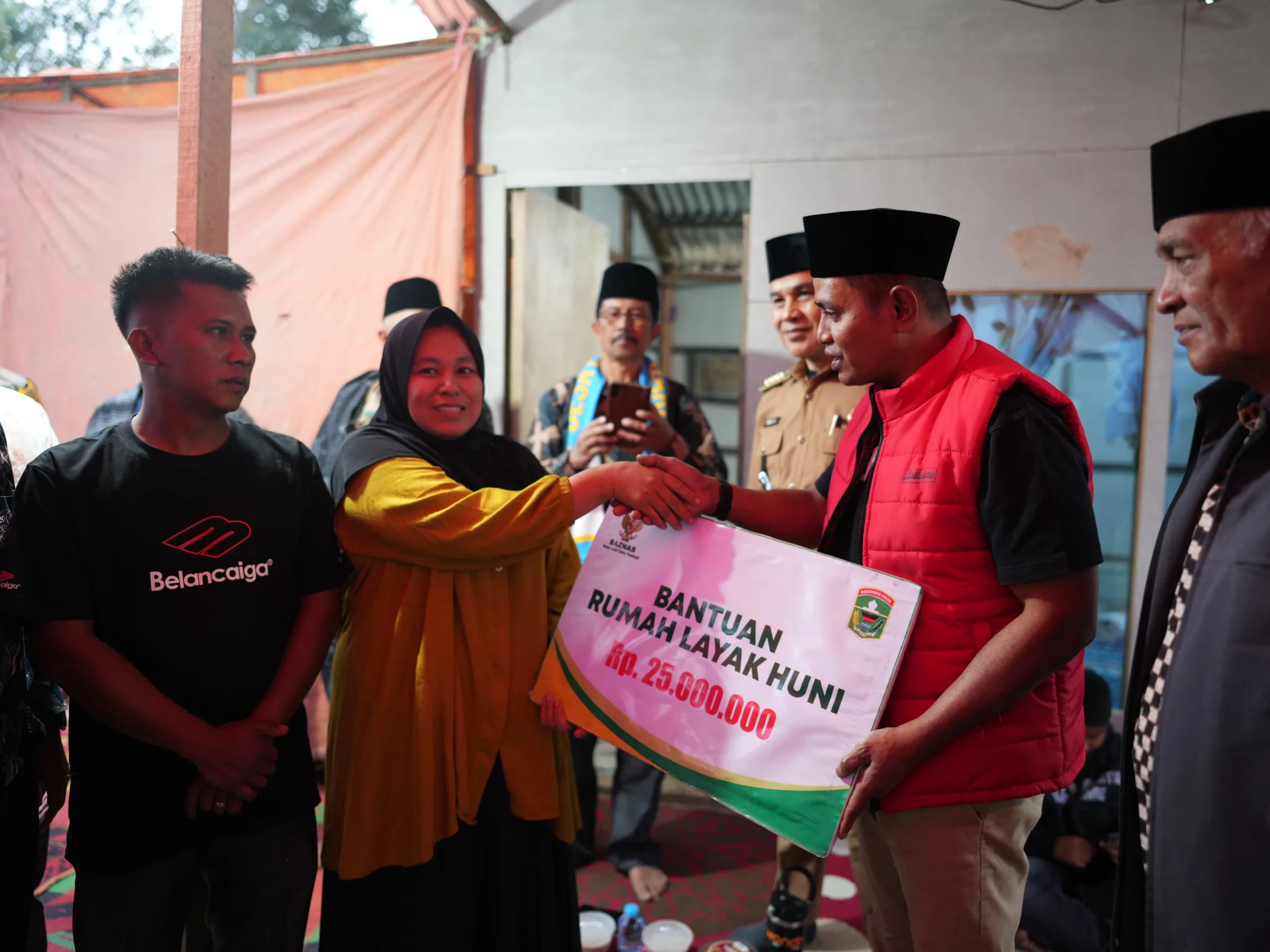 ‎Bupati Solok Serahkan Bantuan Rumah Layak Huni di Alahan Panjang