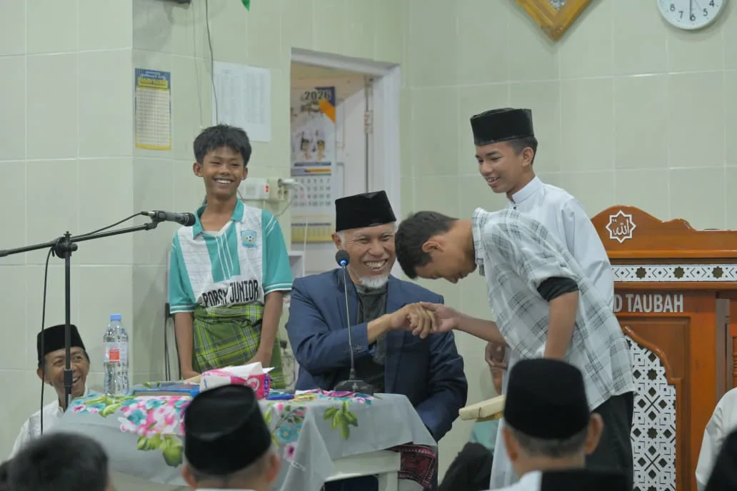 Gubernur Mahyeldi Safari Ramadan di Kota Solok, Serahkan Bantuan dan Dorong Peran Aktif Masyarakat Dalam Pembinaan Generasi Muda