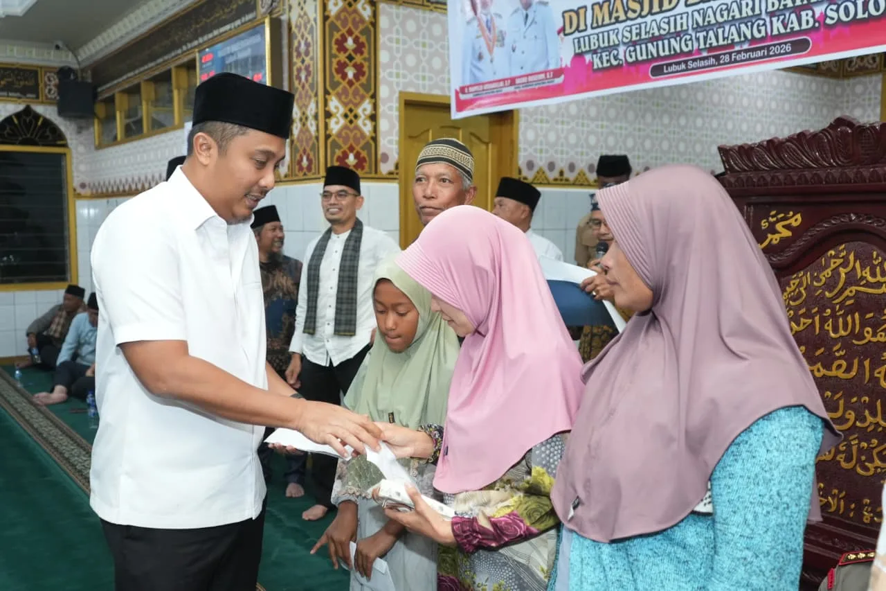 Safari Ramadan di Kabupaten Solok, Vasko Ruseimy Serahkan Bantuan untuk Dua Masjid