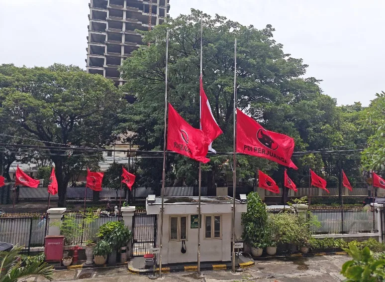 Tetapkan Masa Berkabung atas Wafatnya Try Sutrisno, Seluruh Kantor PDIP Kibarkan Bendera Setengah Tiang
