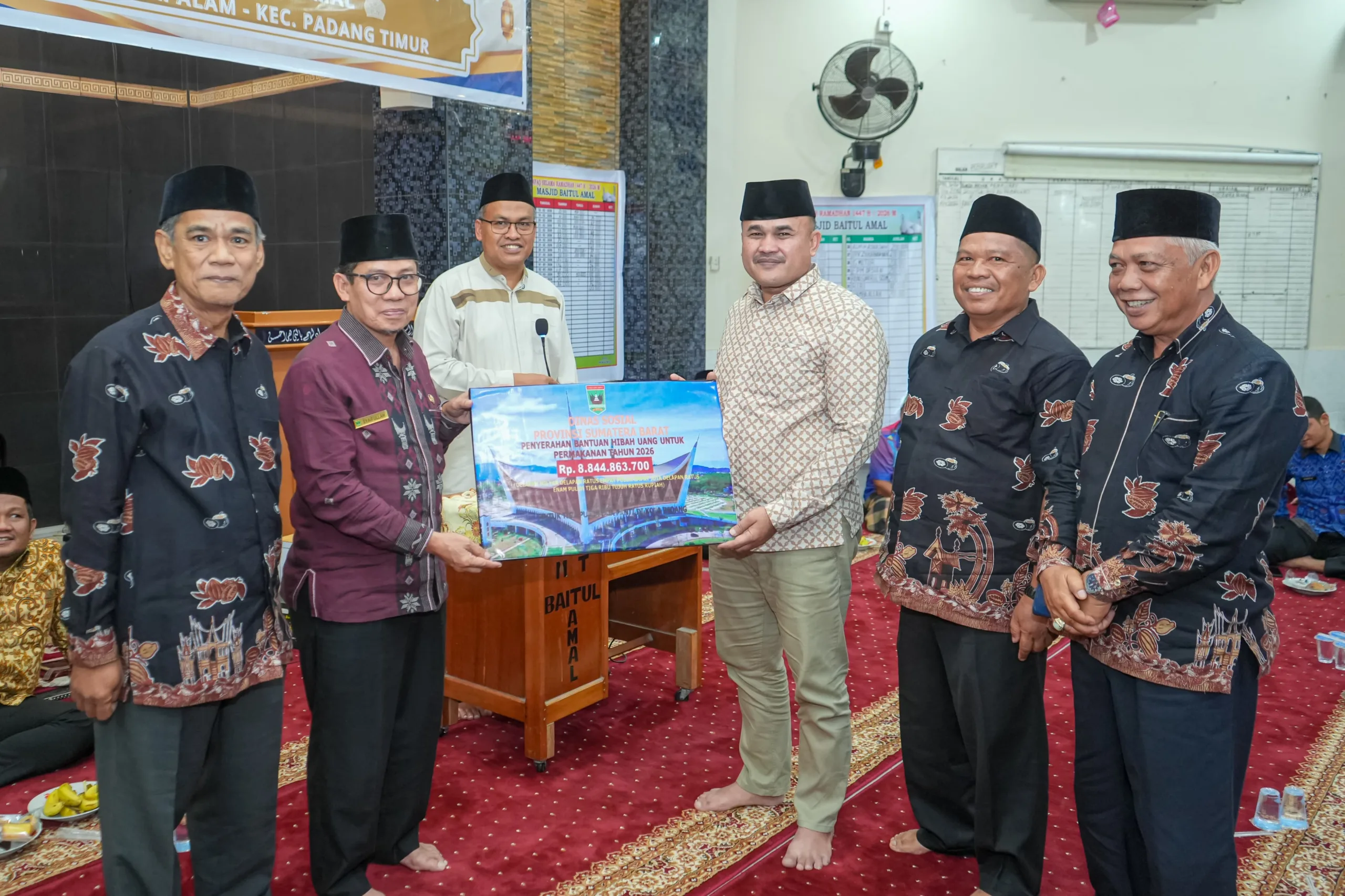Safari Ramadhan di Padang, Sekdaprov Sumbar Serahkan Bantuan untuk Masjid dan 32 Panti Sosial