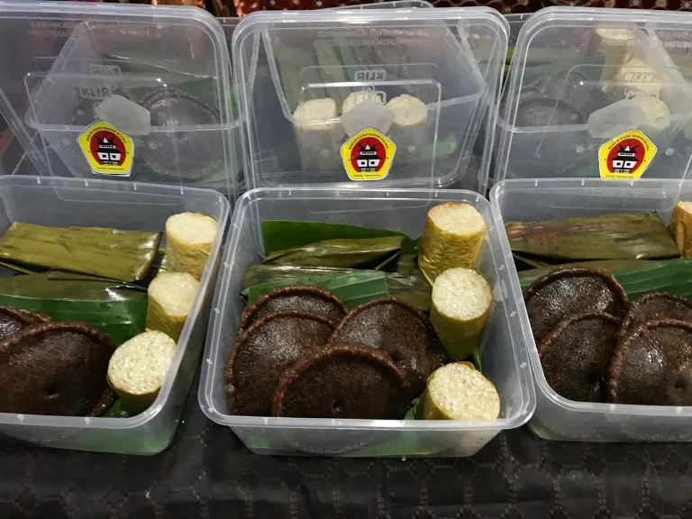 Merga Silima Manado Berbagi Takjil Kue Cucur Minahasa dan Kue Cimpa Khas Karo
