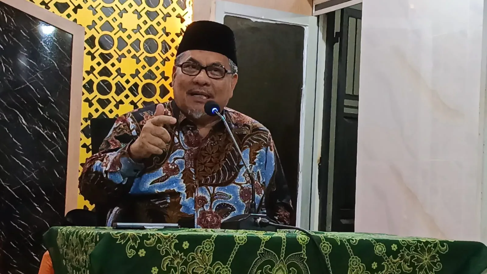 Safari Ramadan di Masjid Muhlishin, Ketua DPRD Sumbar Muhidi Ingatkan Keutamaan Silaturahmi dan Al-Qur’an