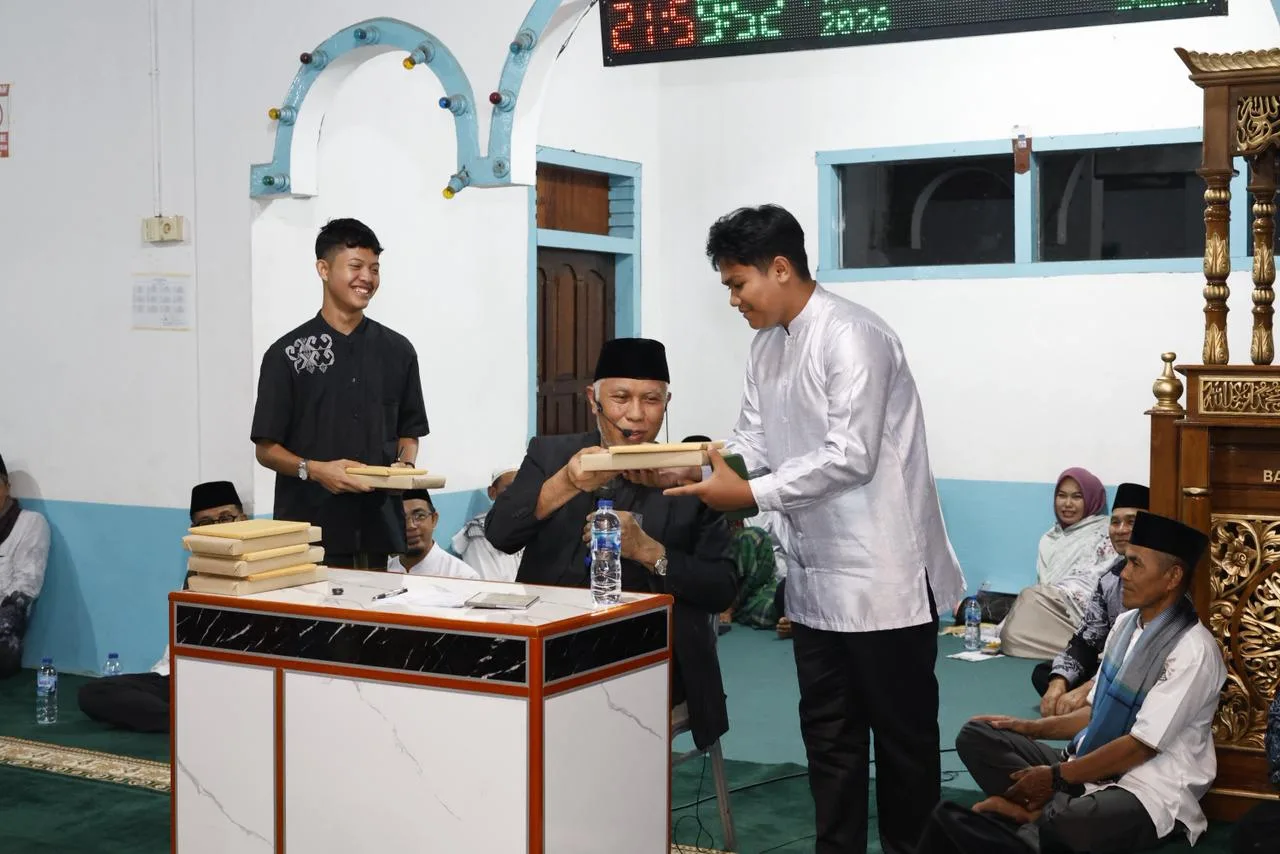 Gubernur Akhiri Kegiatan Safari Ramadannya di Solok Selatan dengan Penyerahan Bantuan untuk Masjid Baiturrahman