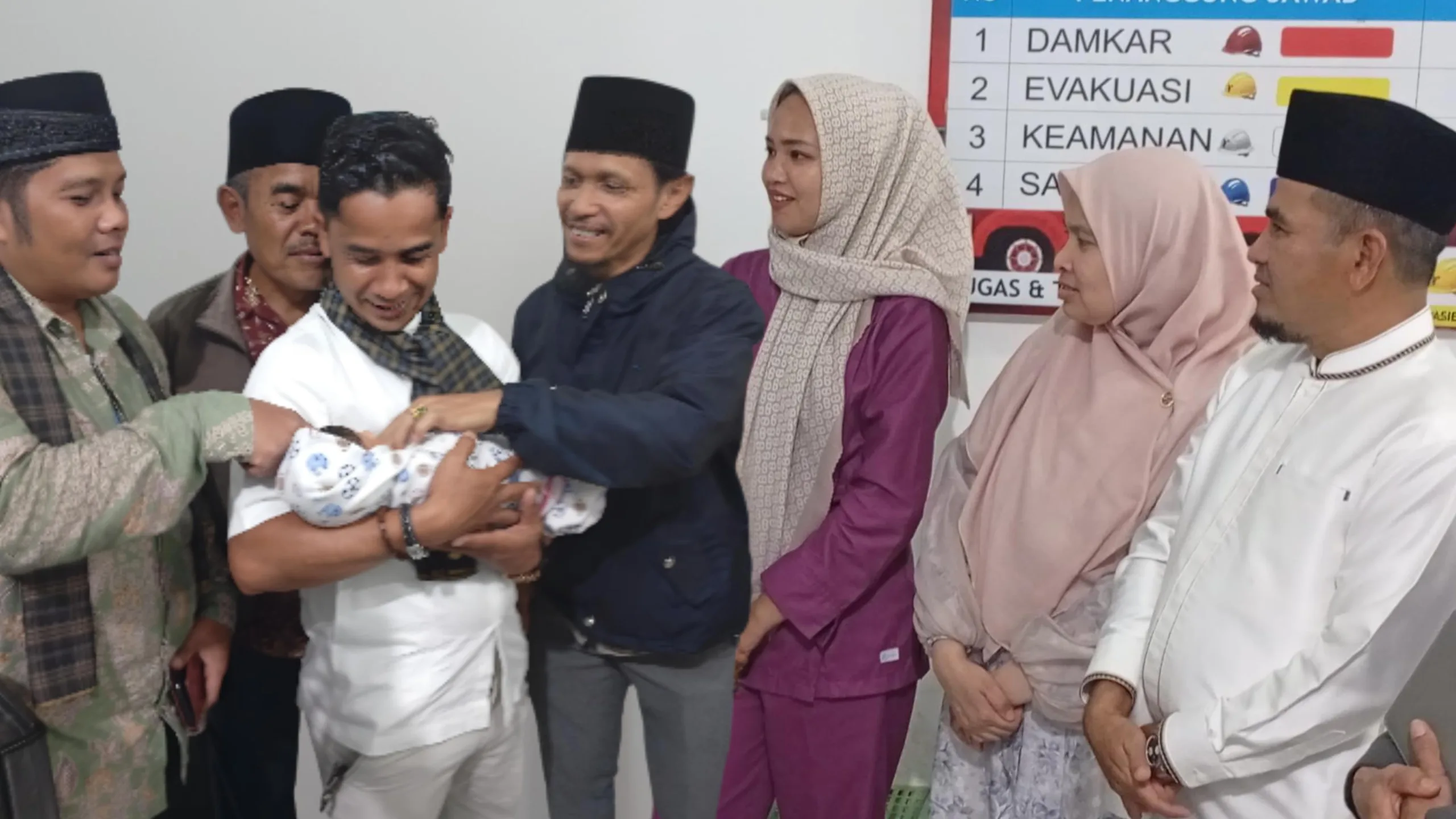 Wabup Solok Besuk Bayi Terlantar di Puskesmas Bukit Sileh, Restui Rencana Adopsi Tasman Putra
