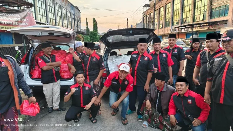 Ormas Madas Nusantara Bagikan 1.000 Takjil di Bulak Kapal Bekasi