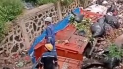 Gunung Sampah Setinggi 40 Meter di Bantar Gebang Longsor dan Menimpa Truk Pengangkut