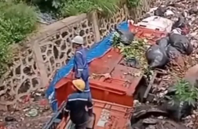 Gunung Sampah Setinggi 40 Meter di Bantar Gebang Longsor dan Menimpa Truk Pengangkut