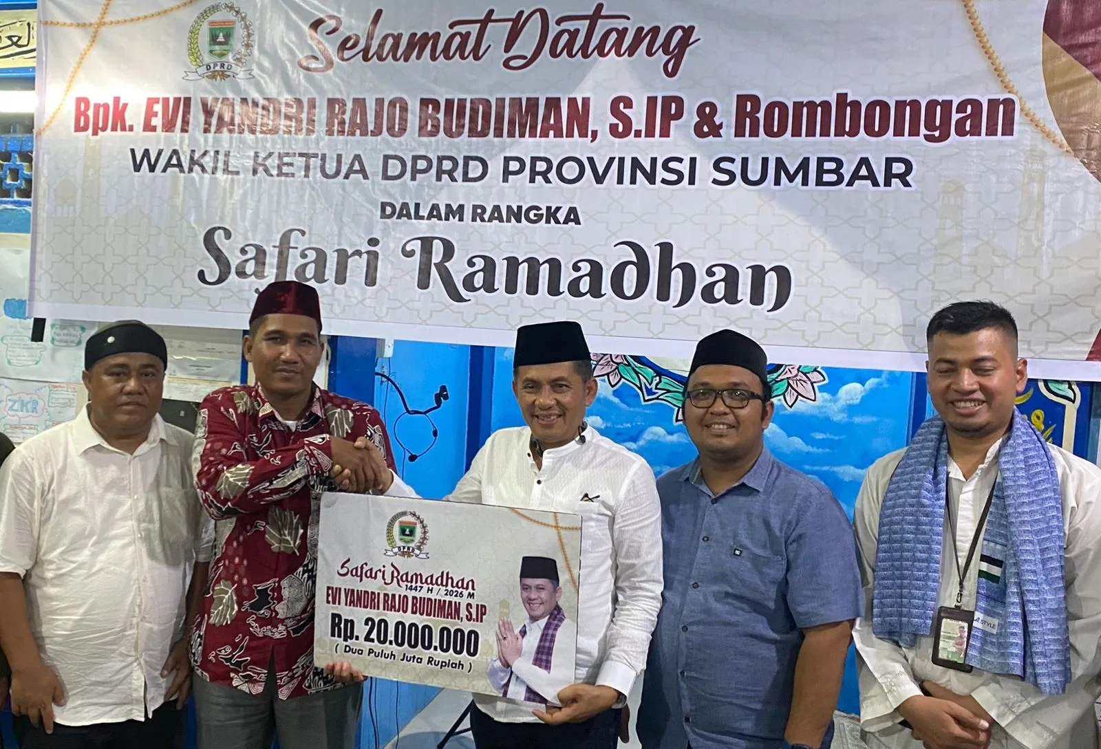 Wakil Ketua DPRD Provinsi Sumbar Evi Yandri Rajo Budiman, Serahkan Bantuan Untuk Musala Nur Ishlah