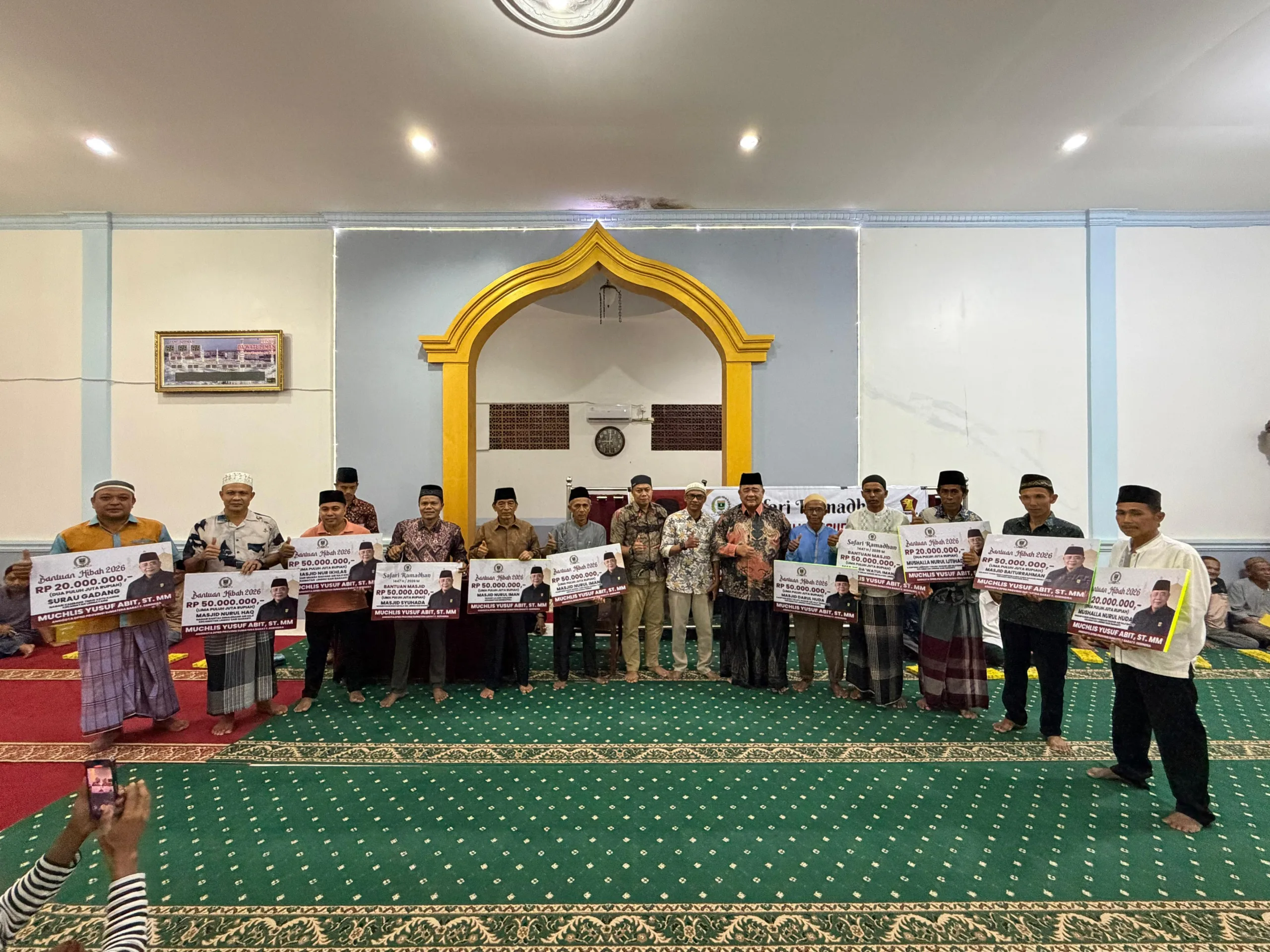 Safari Ramadan di Pessel, Muchlis Yusuf Abit Salurkan Bantuan Rp460 Juta untuk 8 Masjid dan 3 Musala