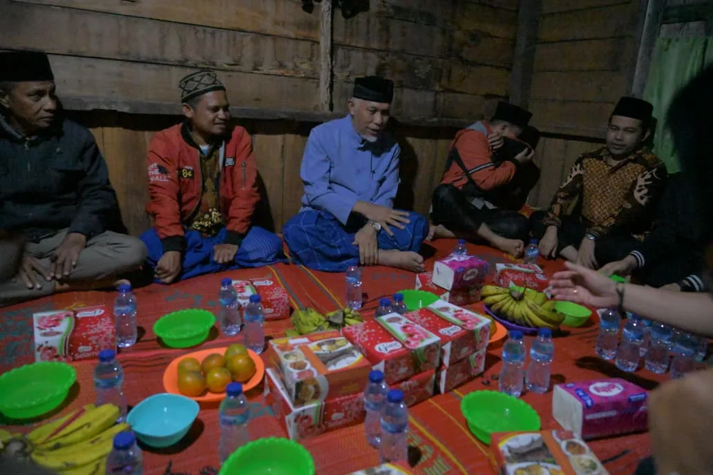 Sahur Bersama Warga, Gubernur Mahyeldi Serahkan Bantuan Bedah Rumah untuk Keluarga Kurang Mampu di Pasaman