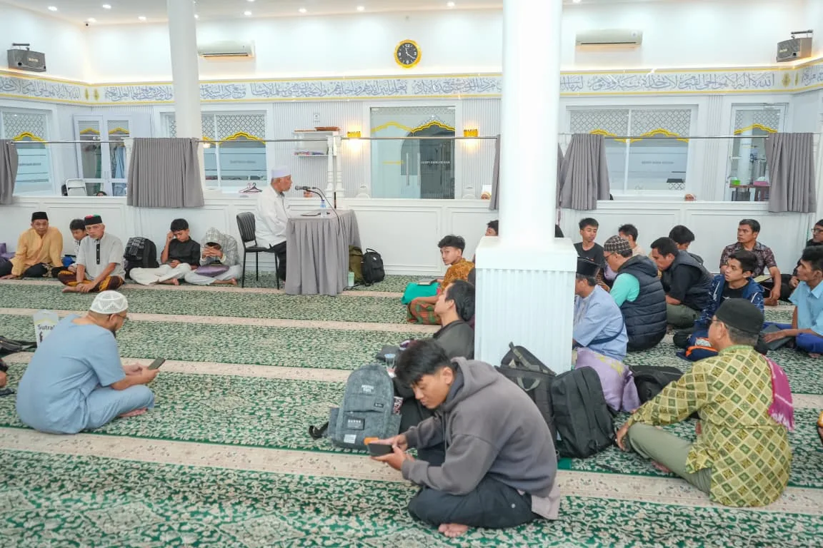 Gubernur Mahyeldi Iktikaf Bersama Warga di Masjid Jihad Perak Kota Padang