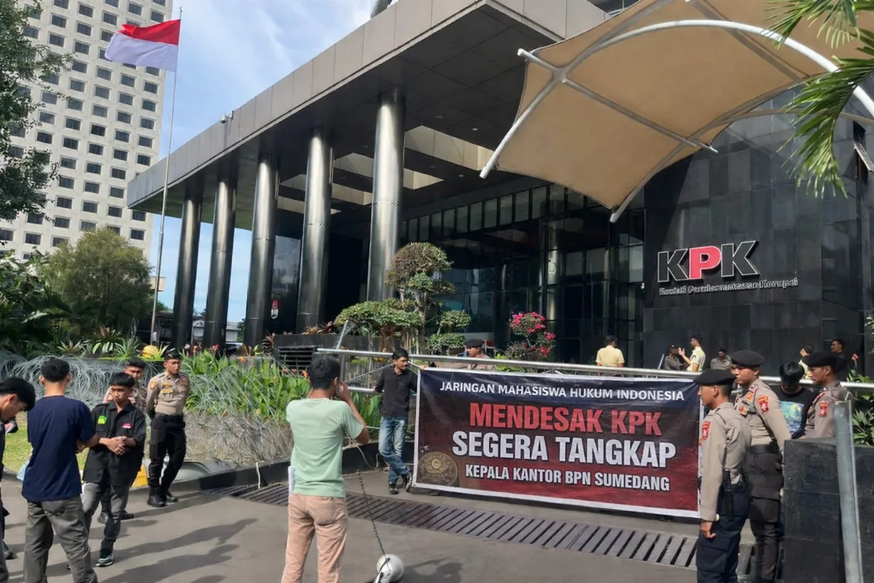 Mahasiswa Demo Minta KPK Usut Dugaan Pungli di BPN Sumedang