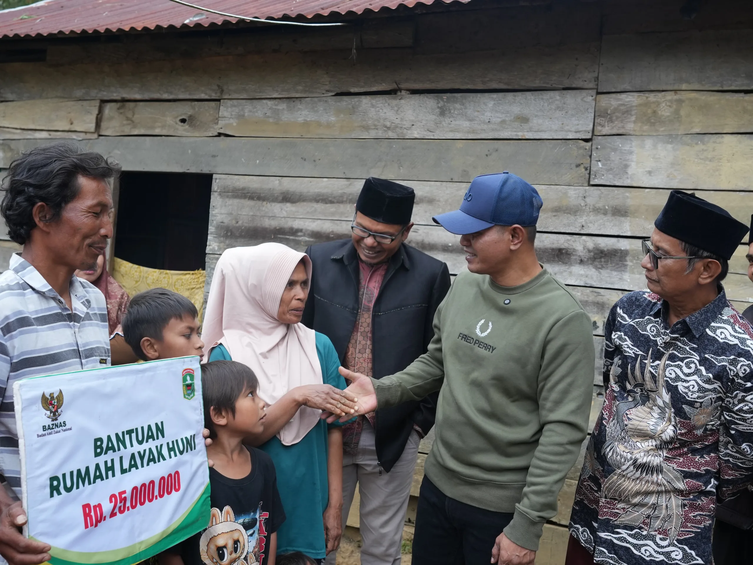 ‎Bupati Solok Serahkan Bantuan Rumah Layak Huni di Nagari Simpang Tanjung Nan Ampek