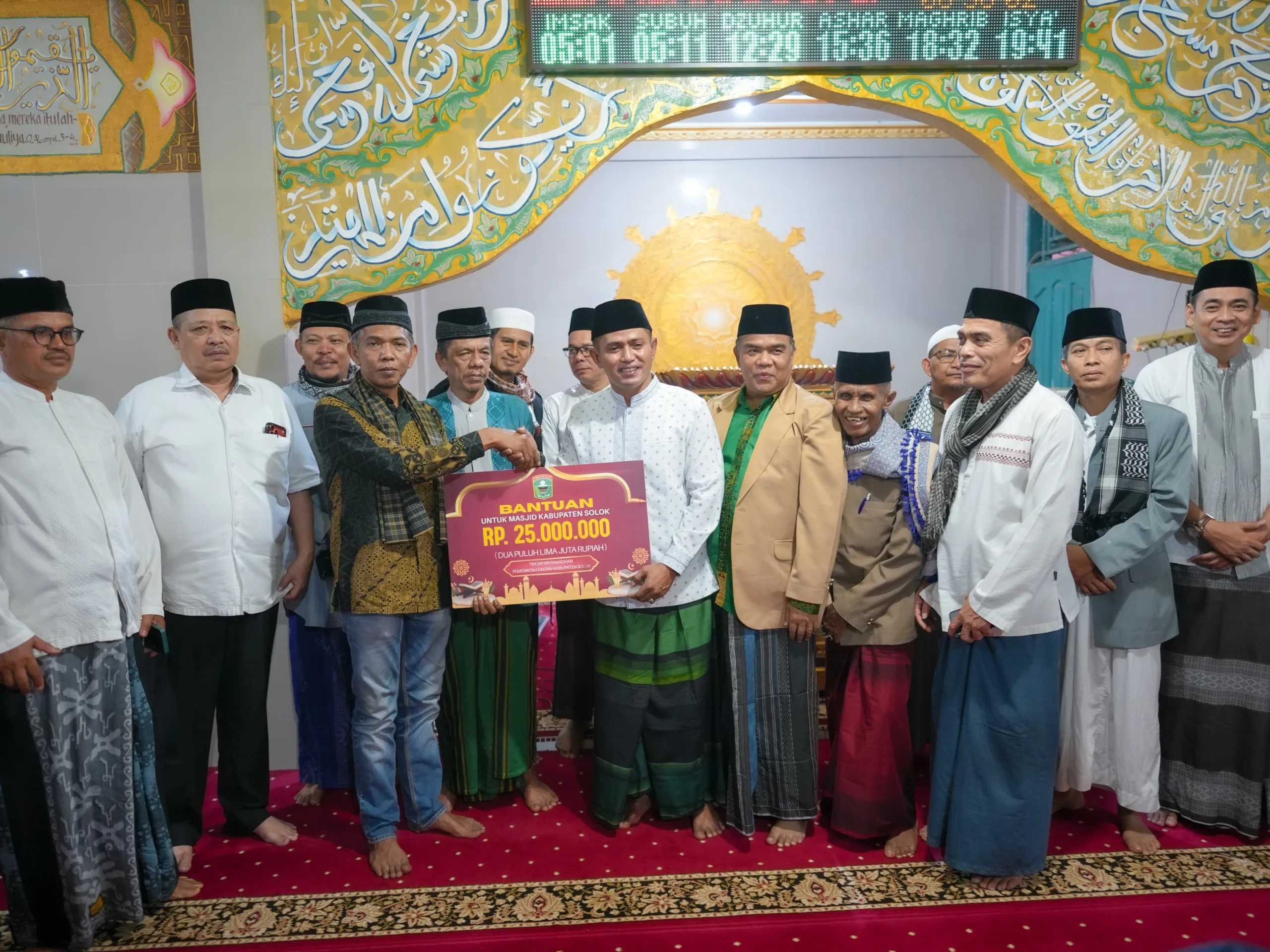 Bupati Solok Sholat Subuh Berjamaah di Masjid Daruttaqwa Nagari Paninggahan, Serahkan Bantuan