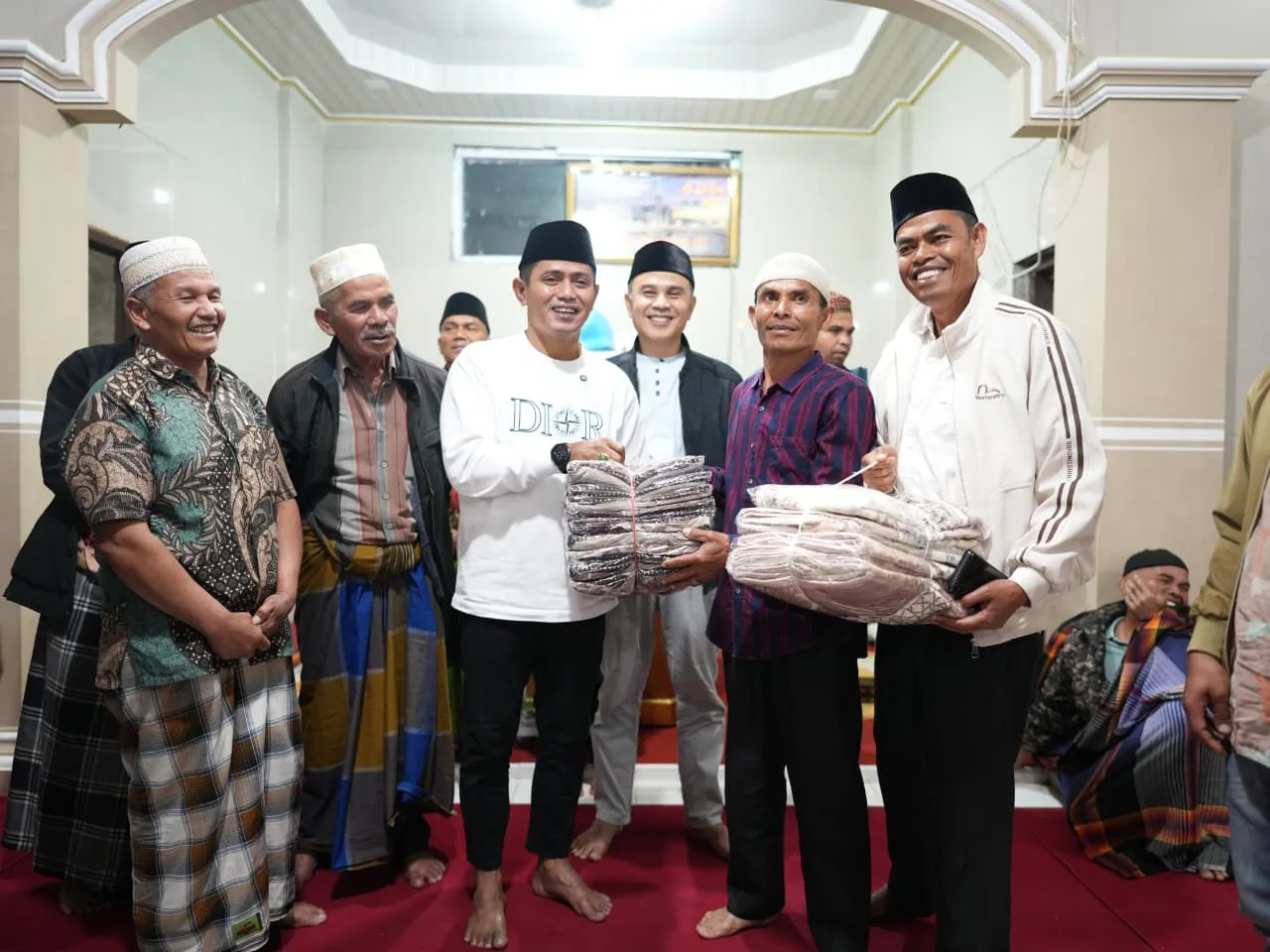 Bupati Solok Serahkan Bantuan di Mesjid Nurul Huda Air Sonsang