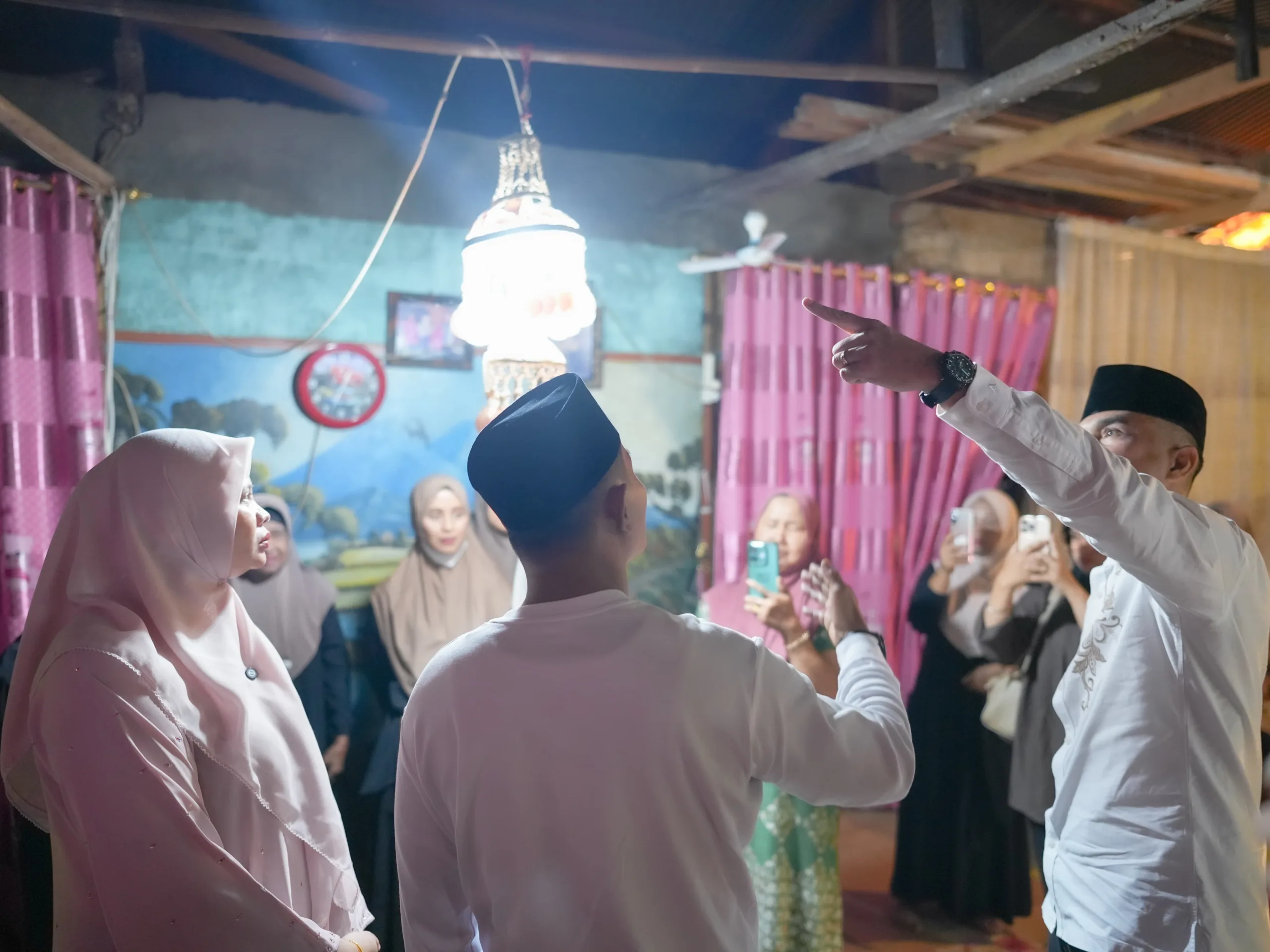 Bupati Solok Serahkan Bantuan Sembako dan Bedah Rumah dari Baznas kepada Warga Saniang Baka