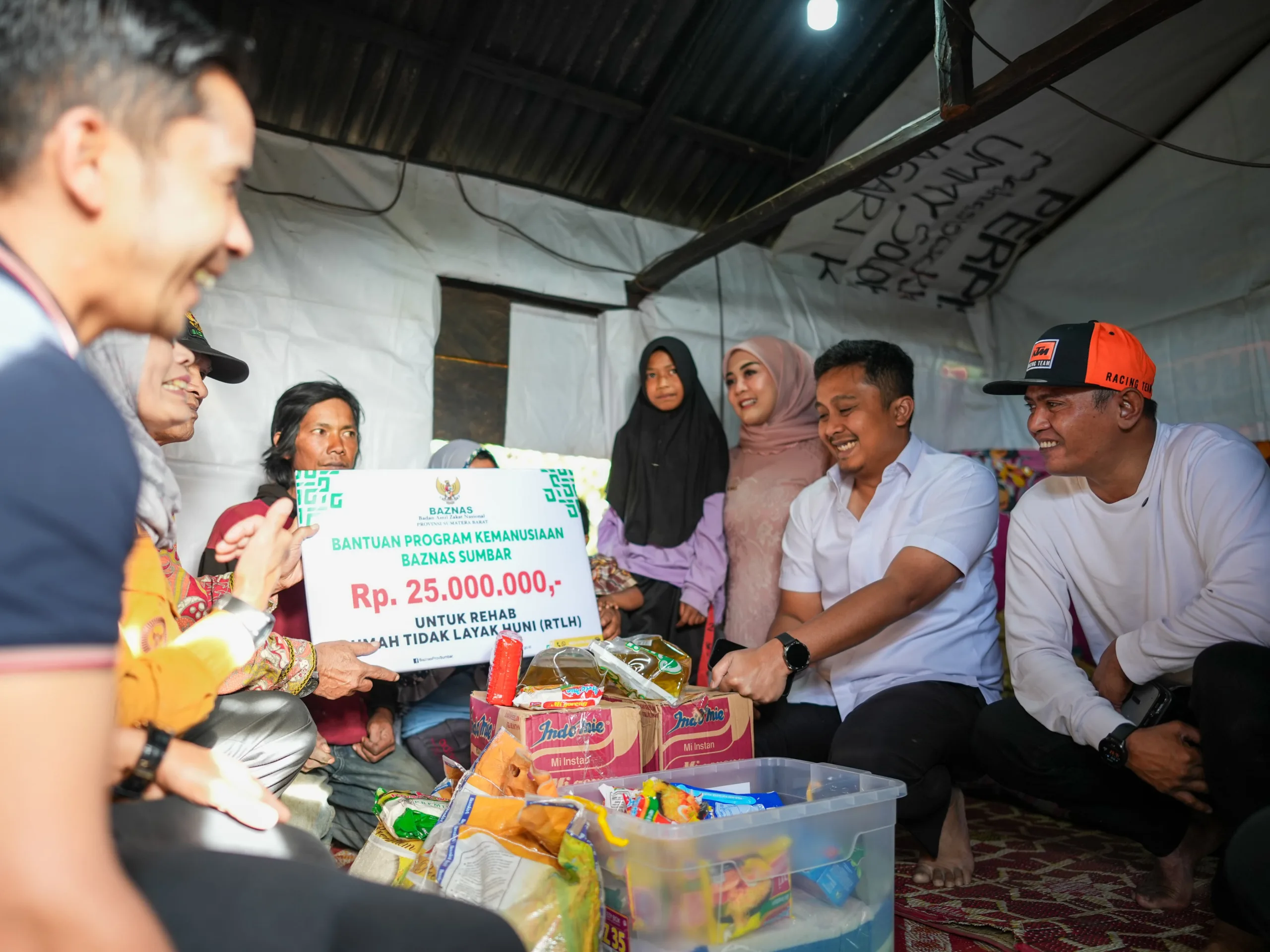 Bupati Solok Dampingi Wakil Gubernur Sumbar Serahkan Bantuan Bedah Rumah untuk Warga Nagari Koto Laweh