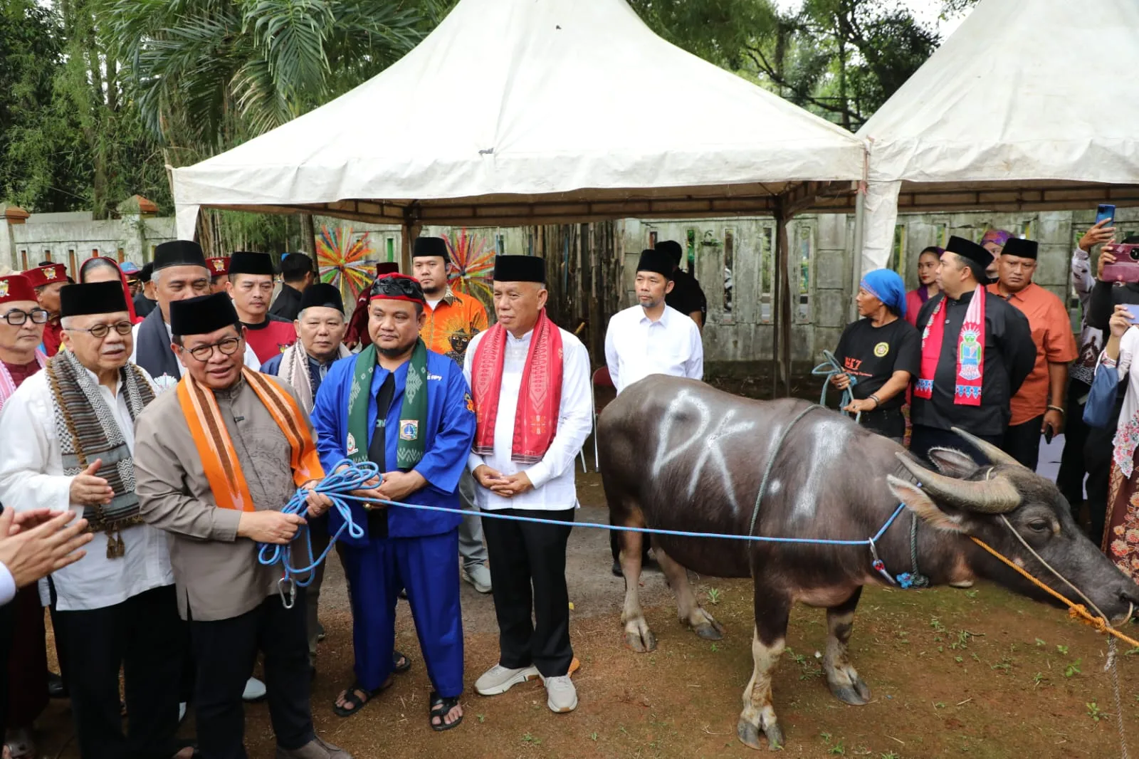 Gubernur Pramono Hadiri Andilan Kebo bersama Majelis Kaum Betawi di Pondok Rangon
