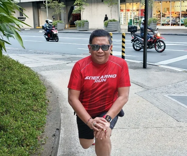 Disiplin Tanpa Jalan Pintas, Hasto Kristiyanto Jaga Kebugaran di Sela Forum CALD Manila