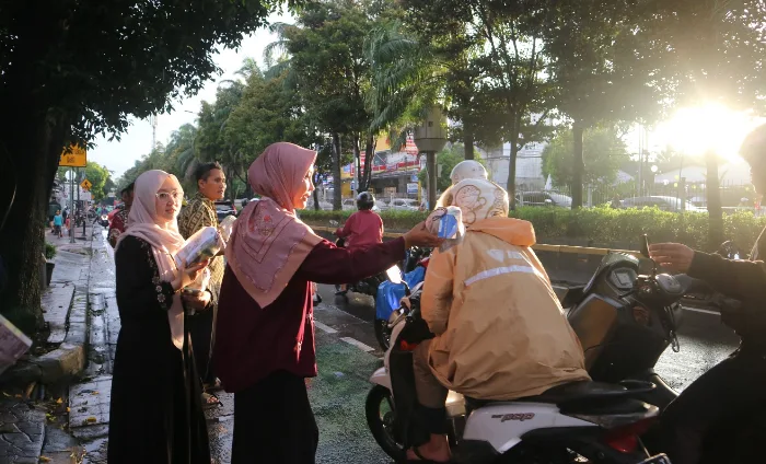 Semarakan Ramadan, Bimbel Nurul Fikri Ajak Siswa Berbagi Ribuan Bingkisan Takjil
