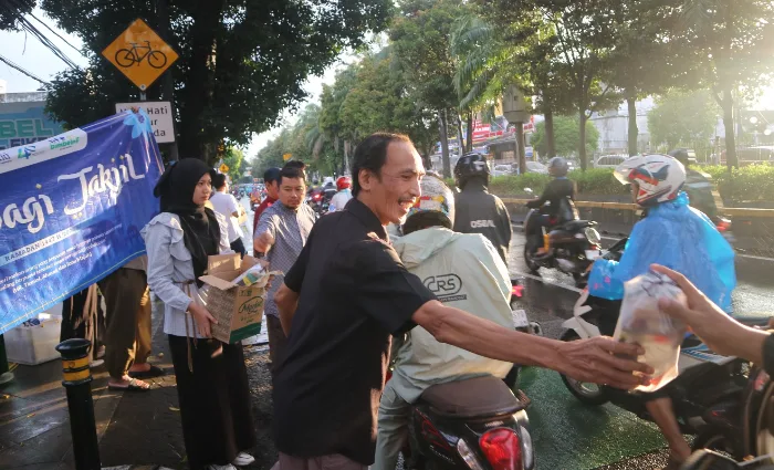 Semarakan Ramadan, Bimbel Nurul Fikri Ajak Siswa Berbagi Ribuan Bingkisan Takjil