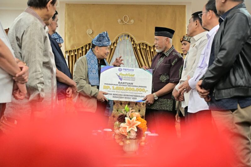 Gubernur Mahyeldi Menerima Secara Simbolis Bantuan Rp1,6 Miliar dari PERADI untuk Mendukung Pemulihan Fasilitas Umum Terdampak Bencana di Sumbar