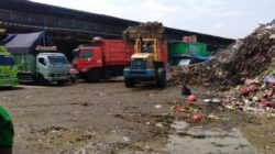 Perumda Pasar Jaya Sewa 20 Truk Pengangkut Tumpukan Sampah di Kramat Jati