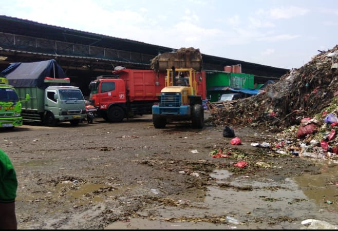Perumda Pasar Jaya Sewa 20 Truk Pengangkut Tumpukan Sampah di Kramat Jati