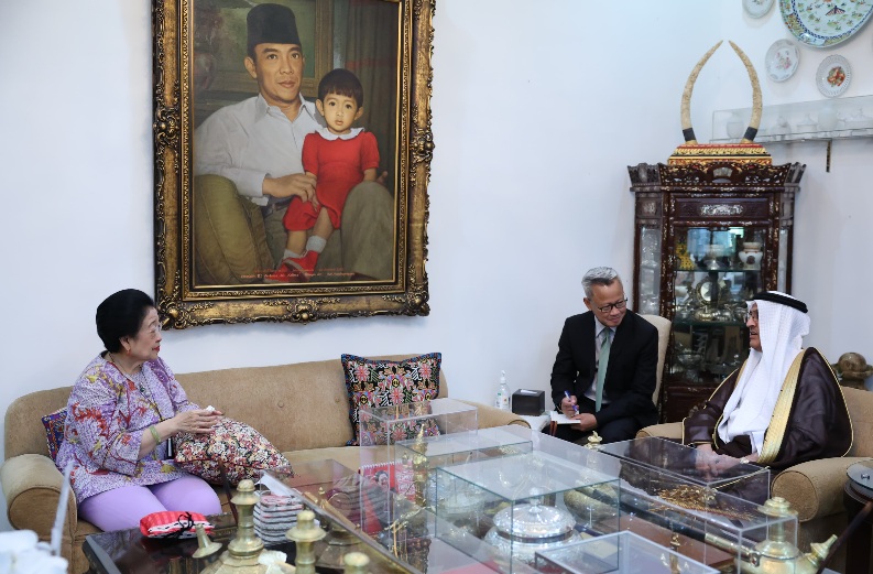 Megawati Diberi Anggrek Putih dalam Kunjungan Dubes Saudi ke Teuku Umar
